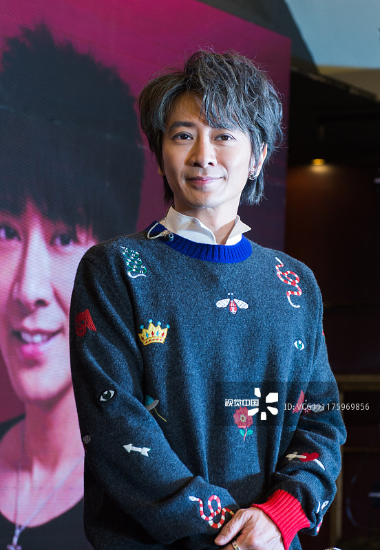 45岁港星孙耀威沈阳商演 颜值不减人气爆棚获女粉丝熊抱