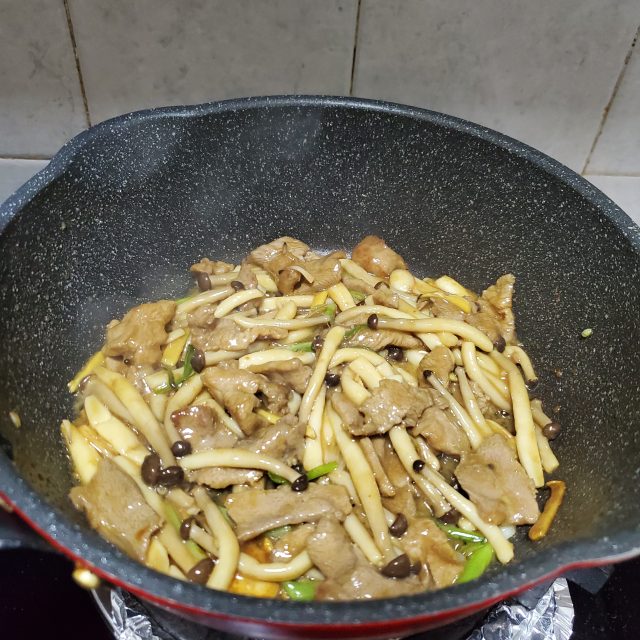 鸭胸肉炒蟹味菇,肉质滑嫩,菌菇爽口