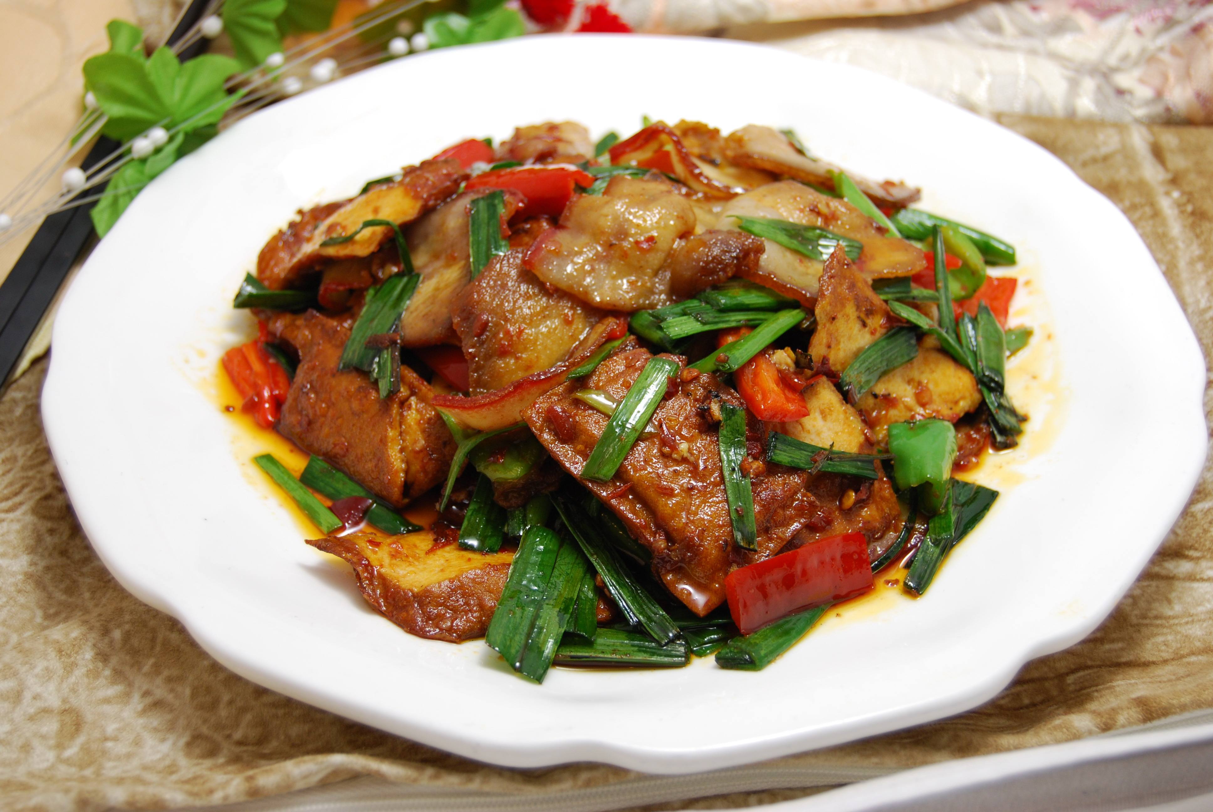 五花肉炒之前,放进锅里煮一煮,炒出来香味四溢,越吃越下饭!