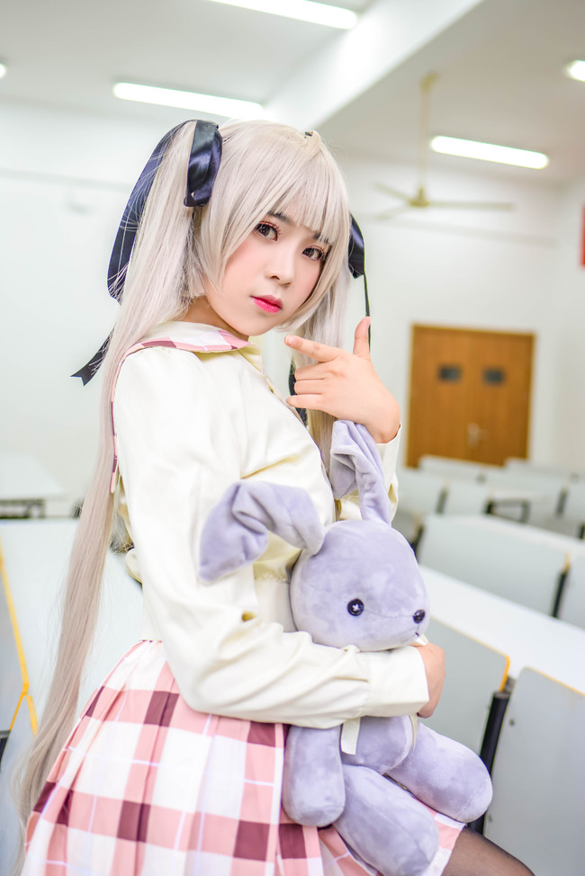 校服版穹妹cos,实景摆拍的课堂效果,果然是十分入戏啊!