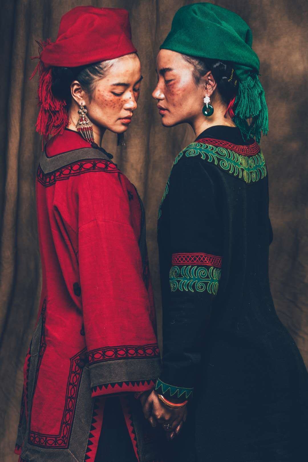 阿依洛组合穿着彝族时尚服装美图.