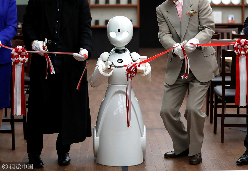 日本:残疾人操控机器人待客咖啡馆开业 机器人剪彩超萌的