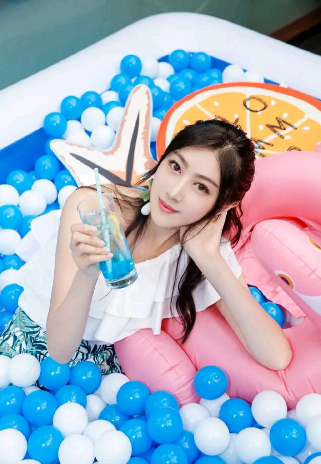 钟祺精美壁纸:清新动人,性感时尚!