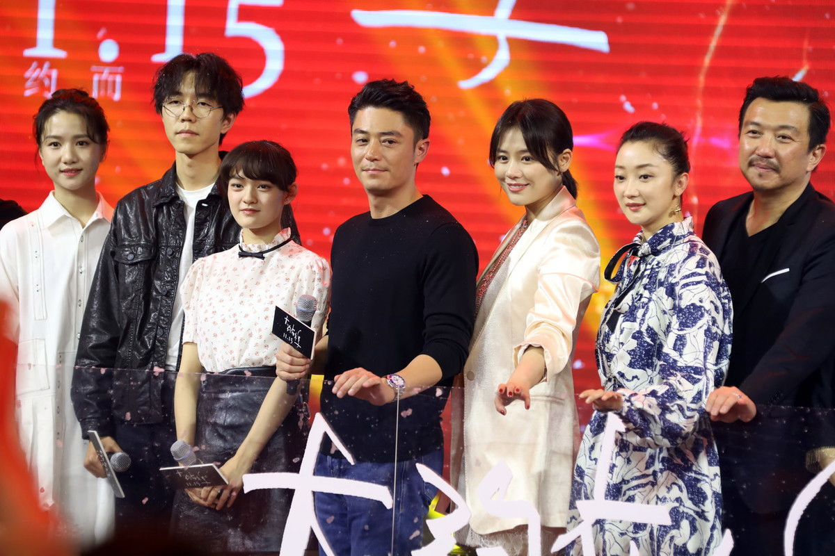 霍建华给马思纯围起了围巾,羞红了脸女生心事一眼都能看出