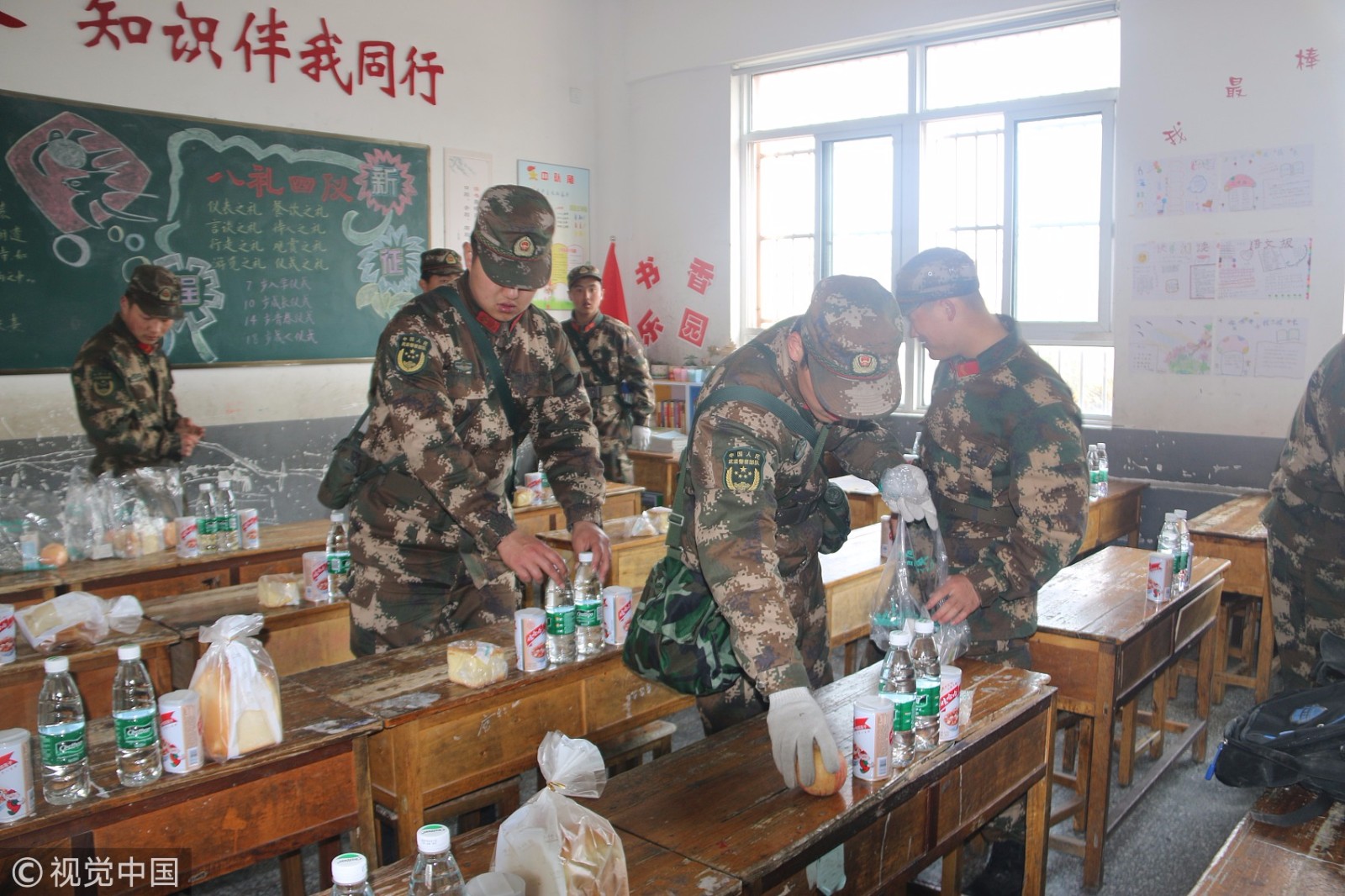 3月24日,江苏盐城陈家港镇中心小学,武警部队官兵将慰问品摆放在桌上