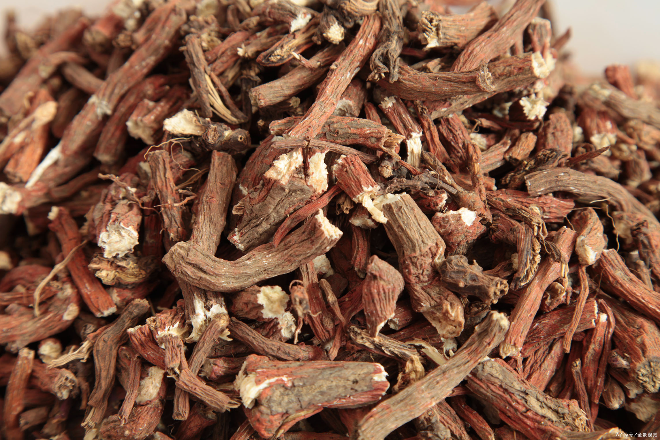 另外,复方丹参片中的冰片,丹参都是性味寒凉的药材,因此,对于脾胃虚寒