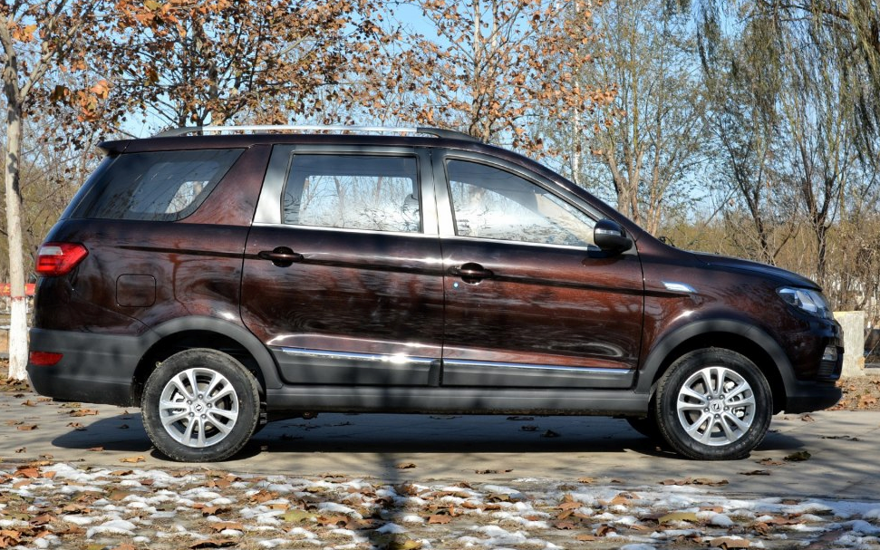 这部车子整体颜值十分在线,工艺质量很精细的东风-风光370