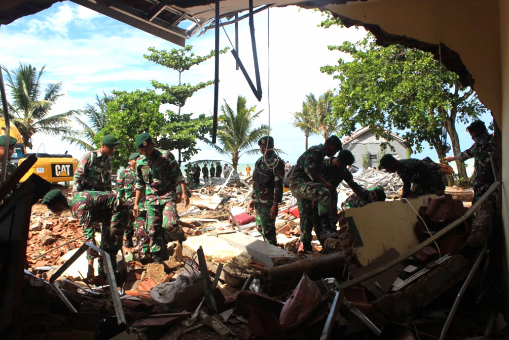 印尼海啸罹难者超过400人 一乐团3成员丧命 唯一生还主唱下葬爱妻