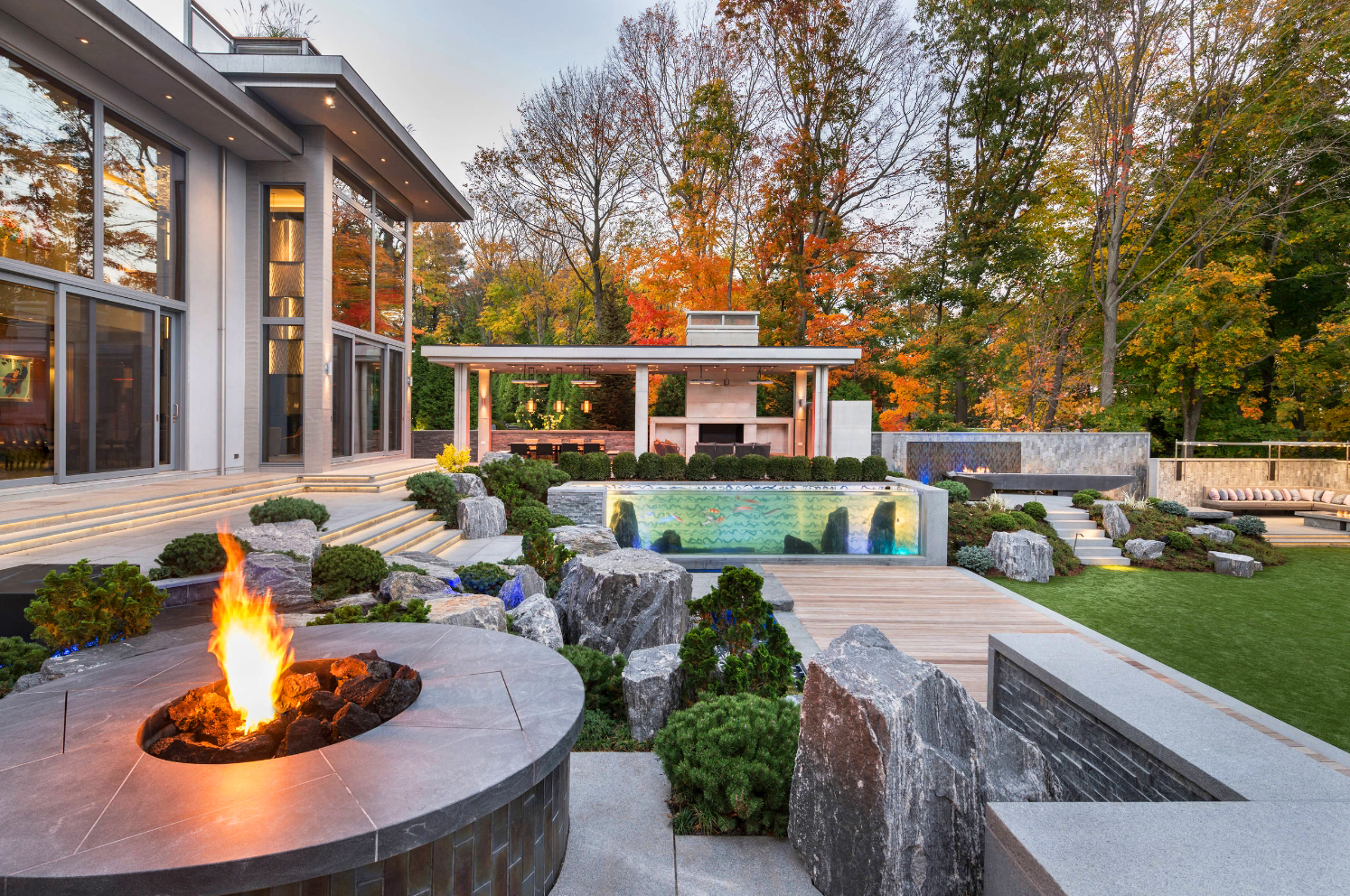 庭院案例,微缩版苏州园林,有假山瀑布,有矮松和石材景墙的花园