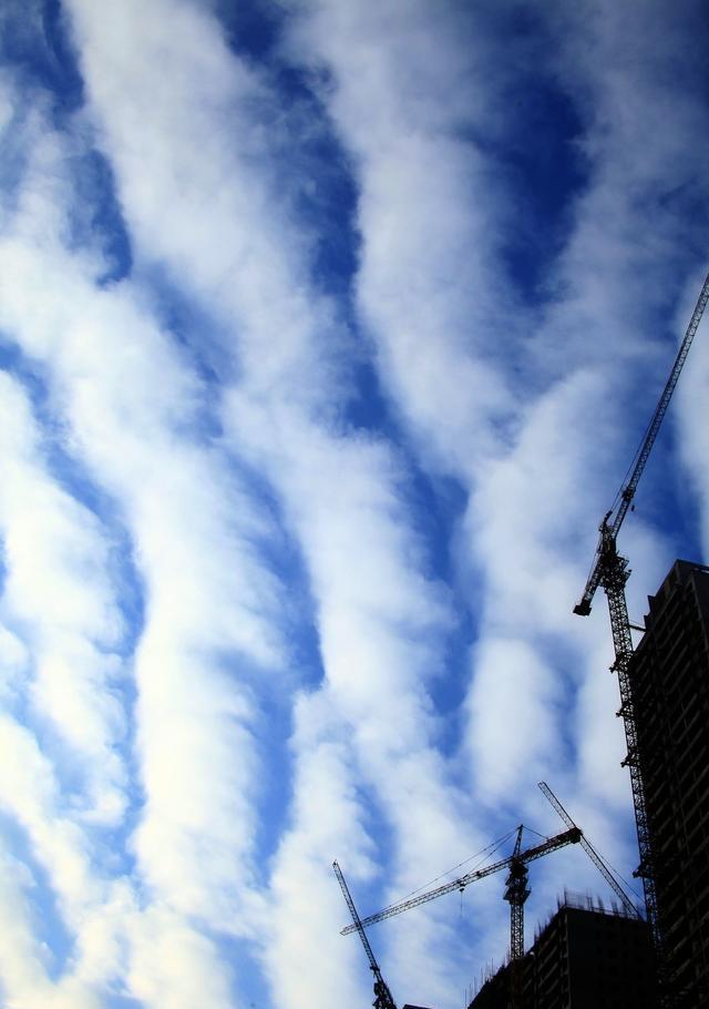 实拍难得一见的奇观:波浪云