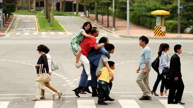 [图]男子背着四个“影子”，生活过得一团糟，作为报酬帮他找了女朋友