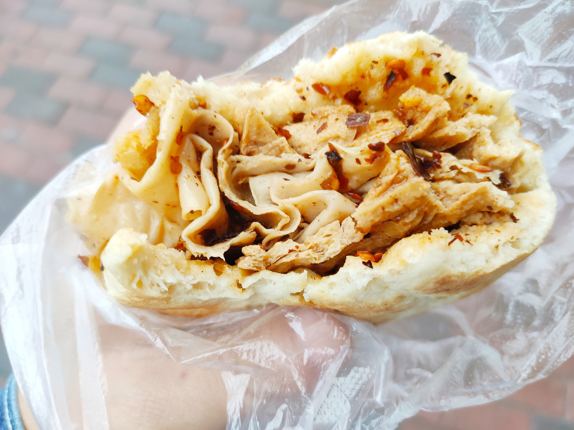 来平原新区尝到的实惠美食——"老白烧饼",再来一碗胡辣汤,中