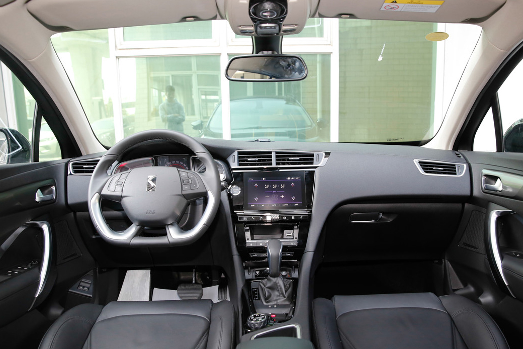 性能不能错的紧凑型ds6,内饰具有法系豪华感,使它"独具一格"