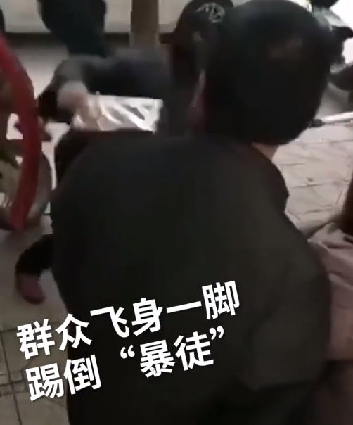 幼儿园防暴演习,路人一脚踹飞"歹徒",网友:求歹徒崩溃指数