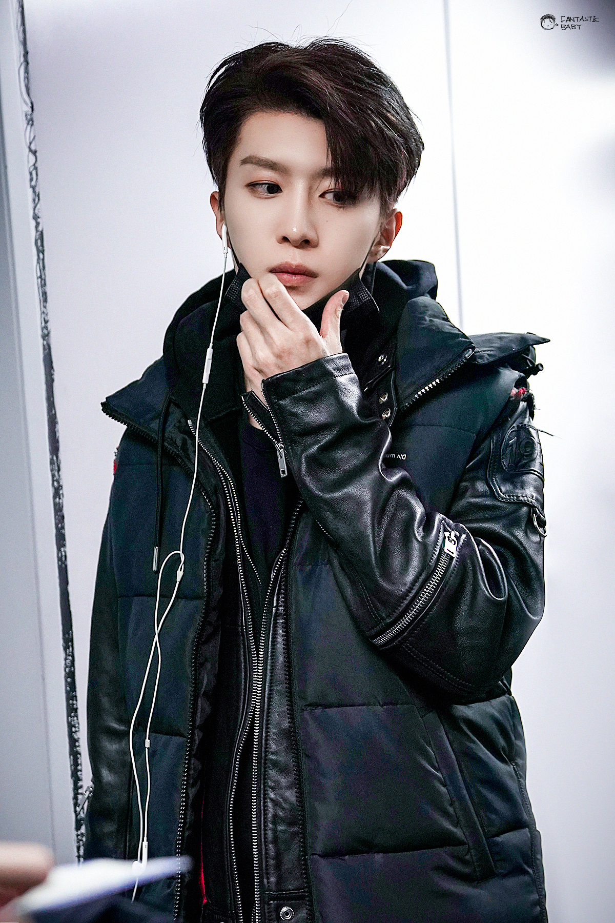 丞丞上海机场出发 带妆出行的黑发特工间谍