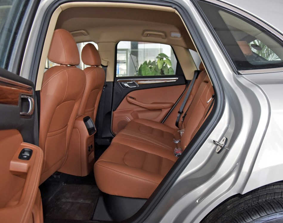 众泰sr9:乘坐空间还是很不错的,座椅很软,乘坐感受很不错,给我的体验