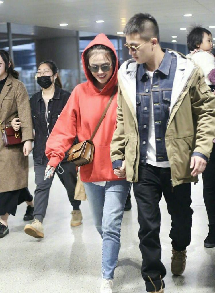 马思纯欧豪机场首次手牵手同框,气势像是大哥带着女人出门