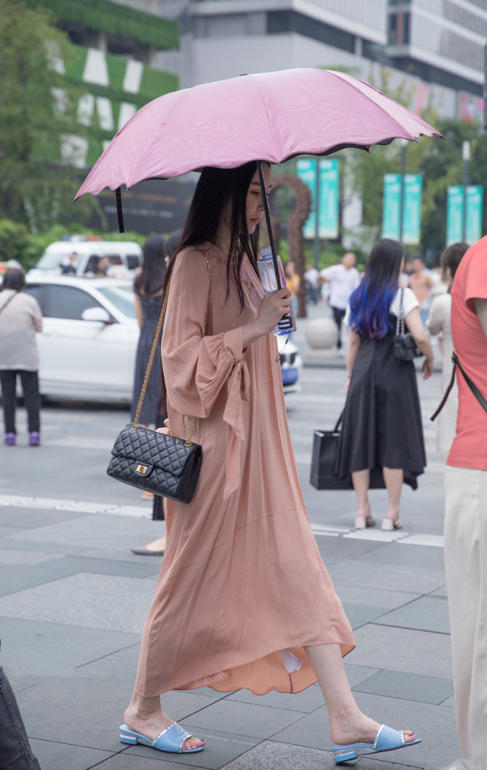 街拍:粉红色连衣长裙加上休闲蓝色拖鞋,在人群中格外出众养眼!