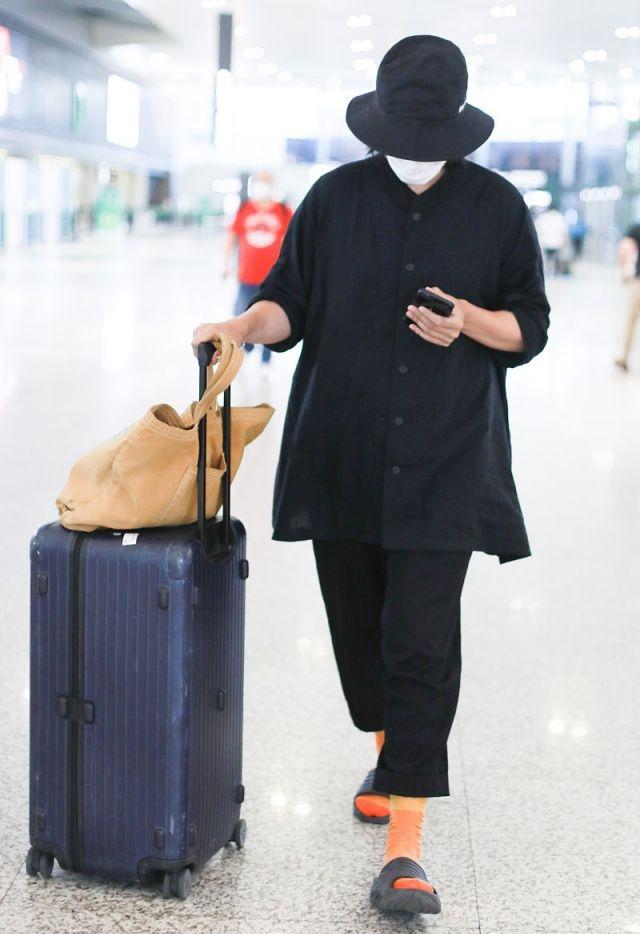 王传君变佛系艺术家,穿起球衬衣走机场,包包磨烂行李箱也脏兮兮