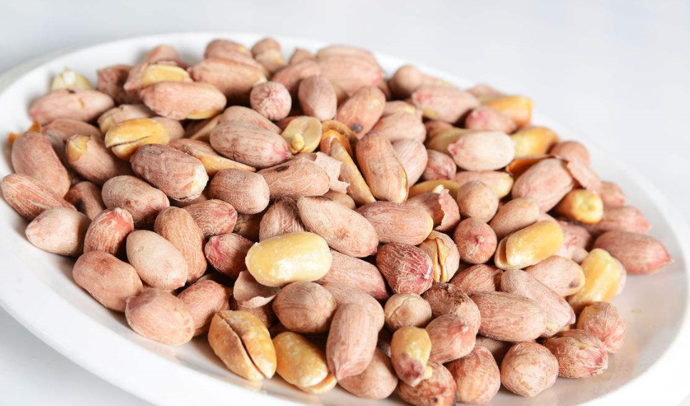 盐炒花生味道美味,非常下酒的菜肴,香脆味道吸引人