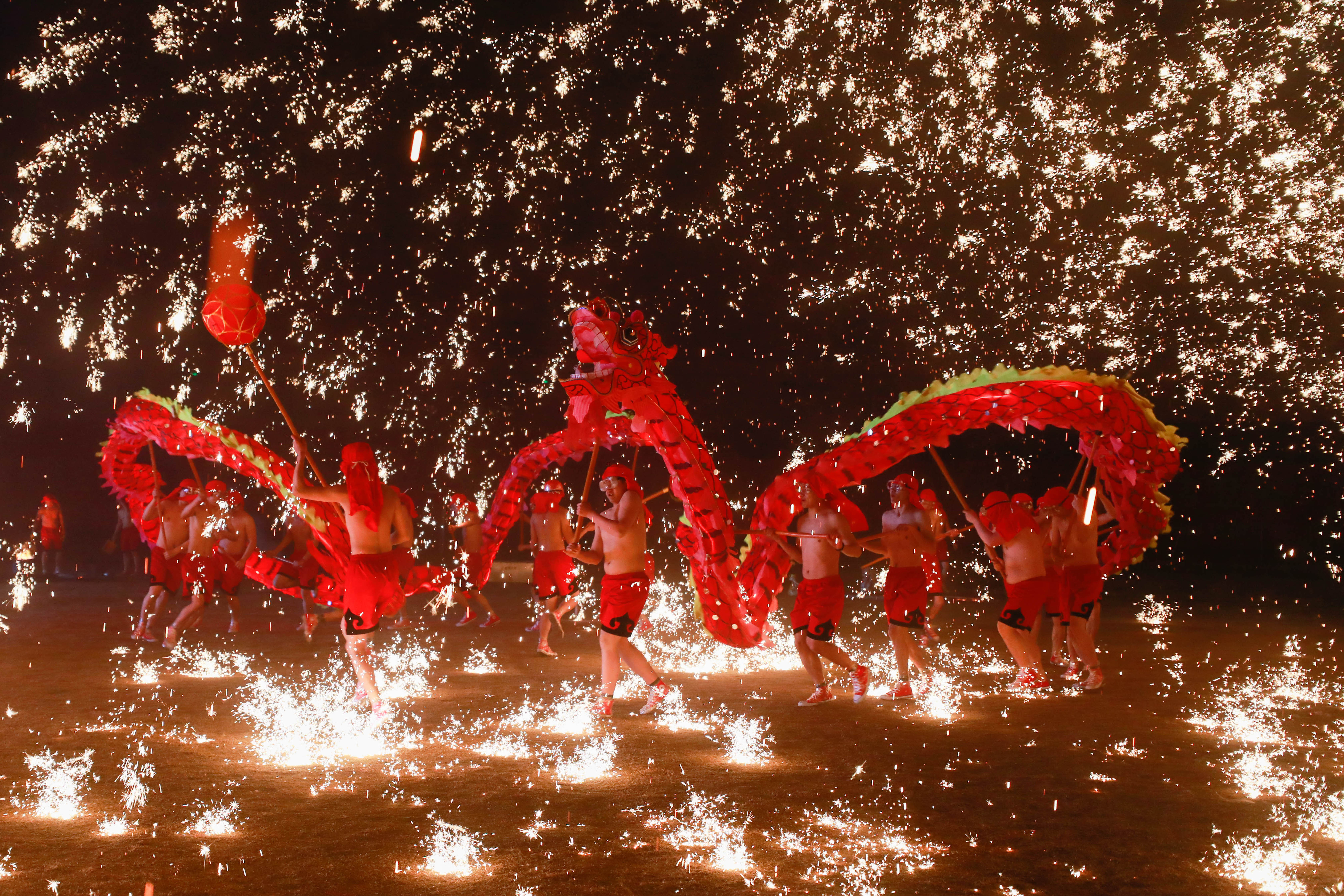 火树银花闹新春