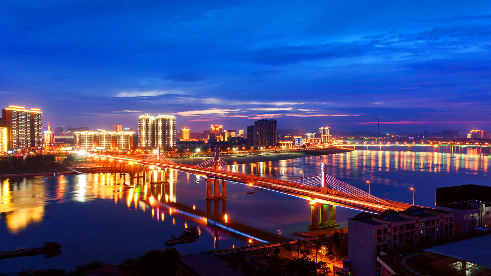 国内交通最发达的城市,可达任一省会,有"中国铁路心脏"的美誉