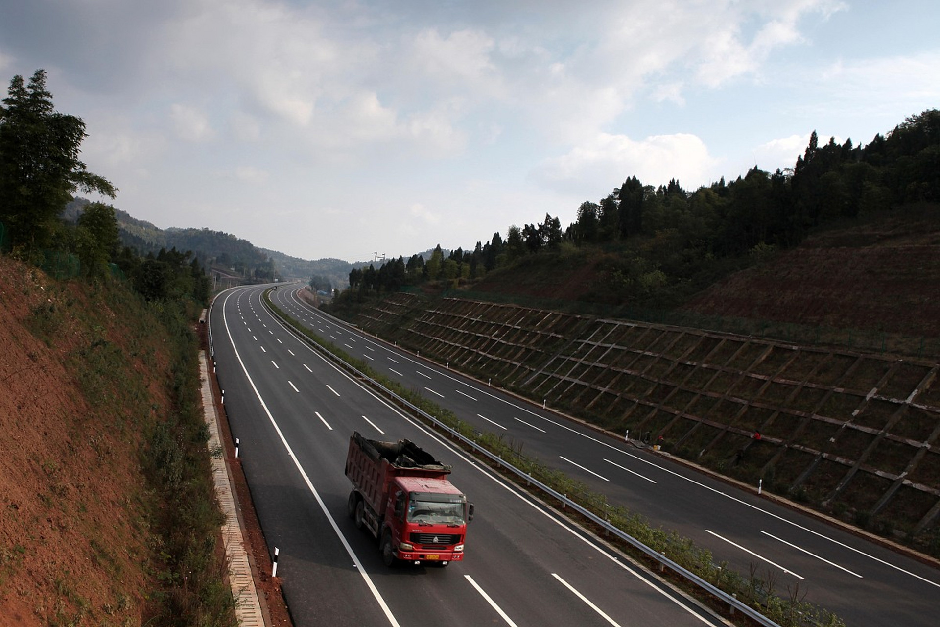 近日, 滁州至合肥至周口高速公路合肥段项目,路面底基层低剂量水稳