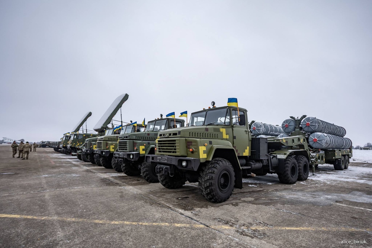 乌克兰接受大批军事装备 总统现场为乌军打气