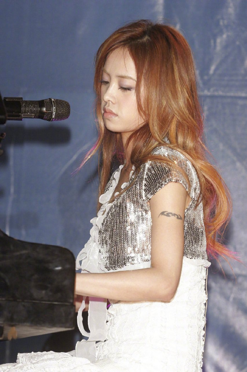 一组经典旧图,2005年蔡依林出席专辑《野蛮游戏》发布会,现场自弹自唱