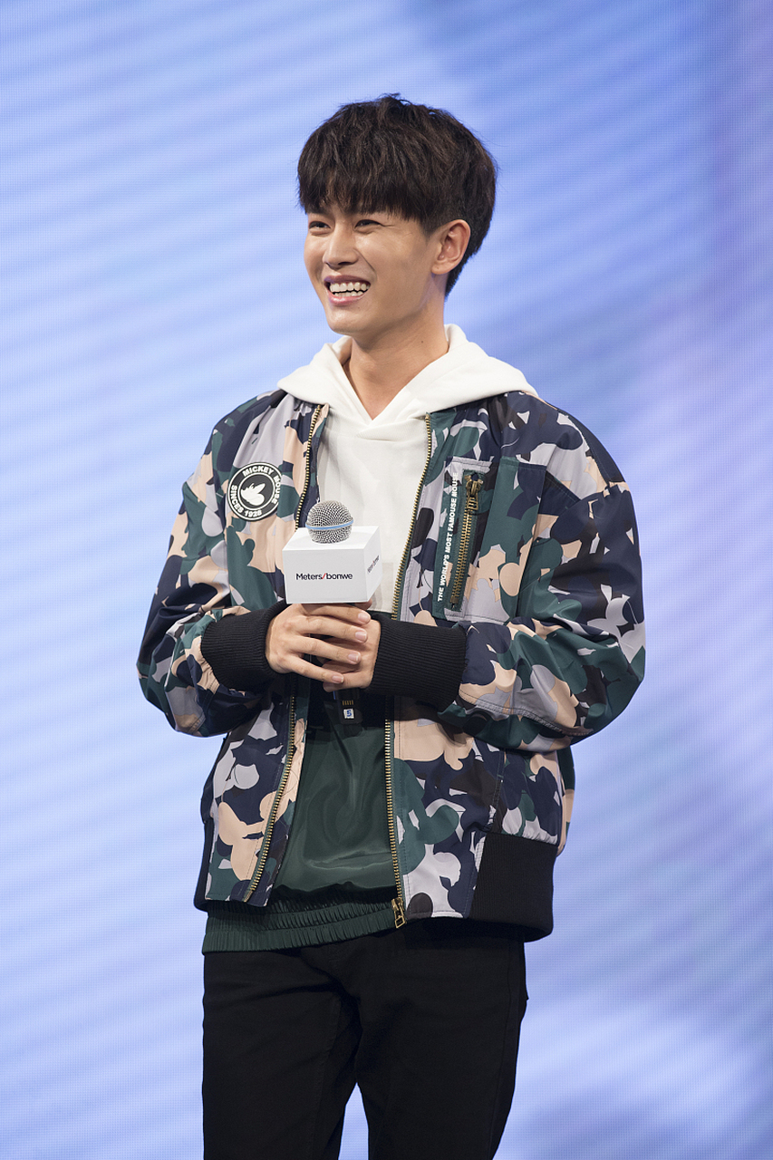 原来任嘉伦笑起来,这么可爱[嘻嘻]!像个孩子一样!