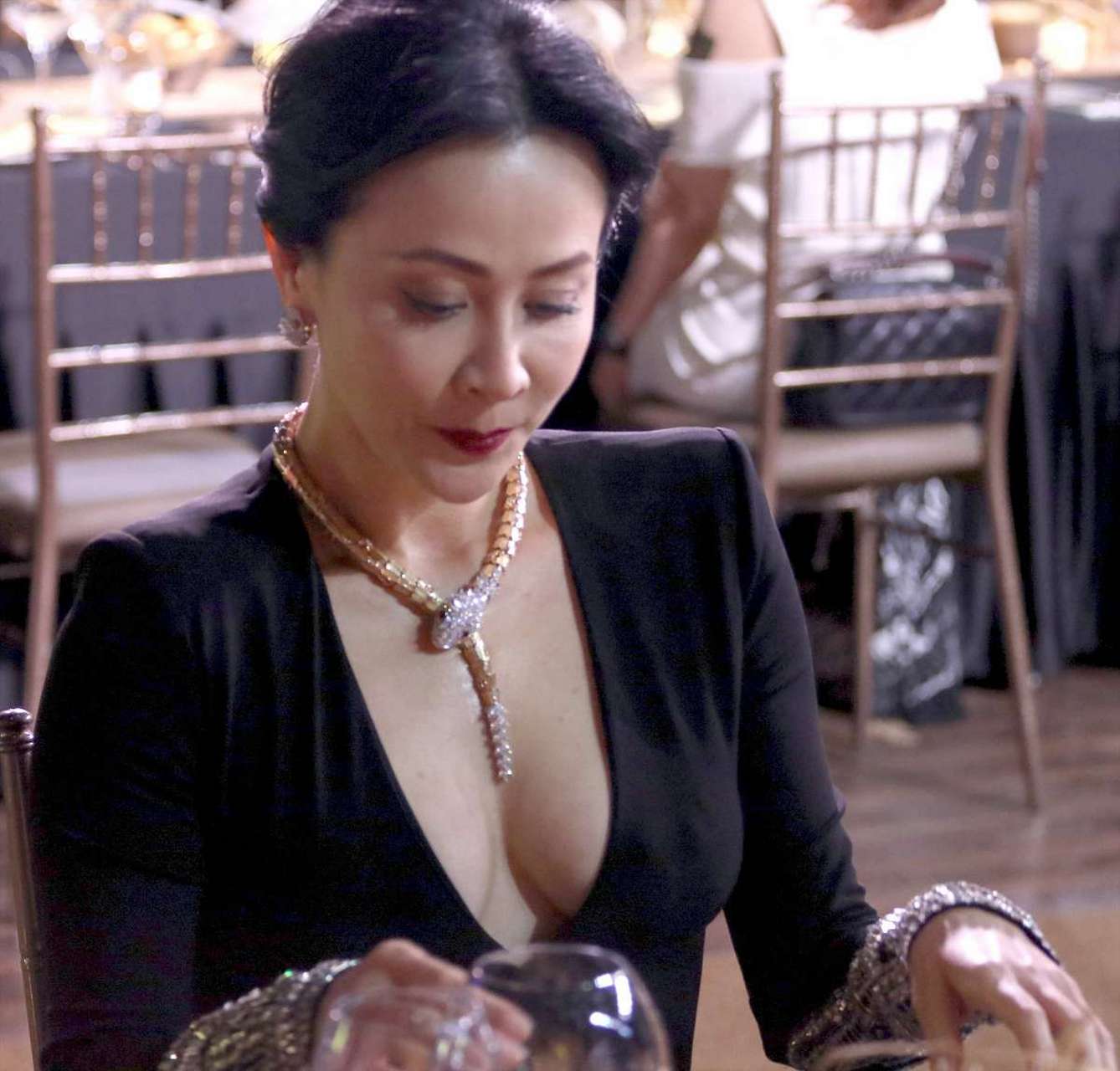 50多岁刘嘉玲性感依旧 深v长裙半露酥胸秀身材