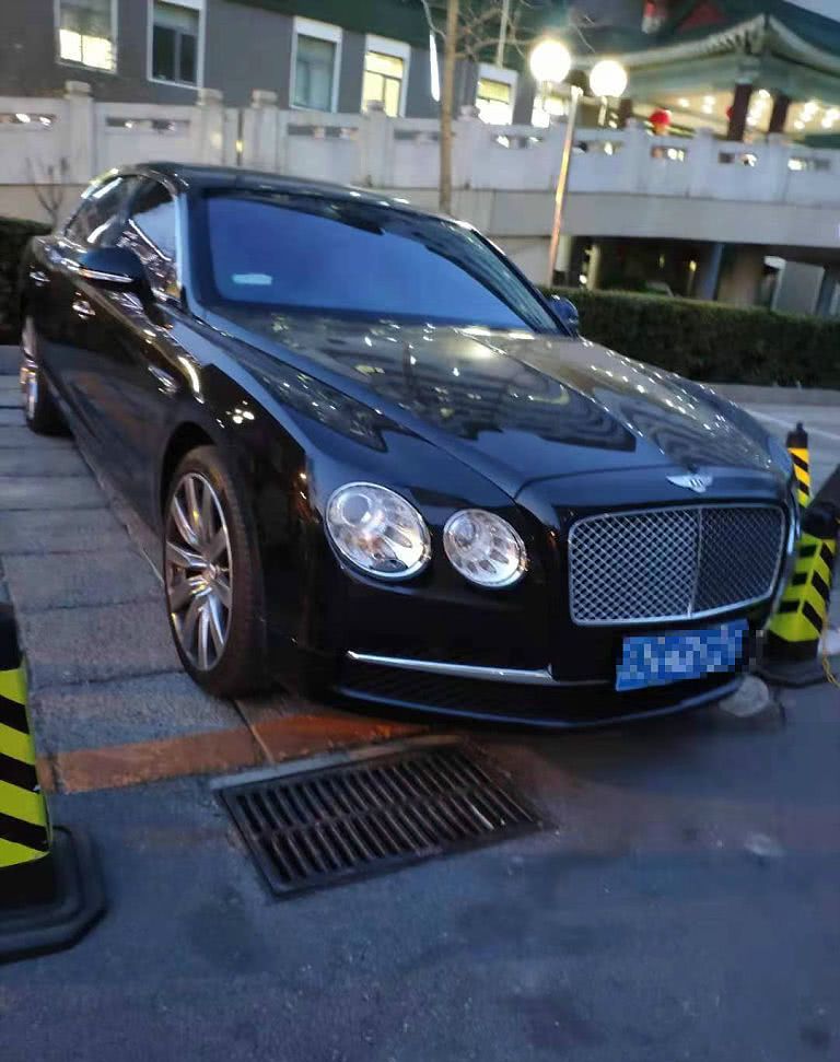 31岁赵丽颖生子,冯绍峰豪车停医院楼下,全程陪护!