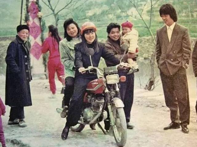 90年代老照片:图2为骑摩托的女青年,图5那时候女孩看着很清纯
