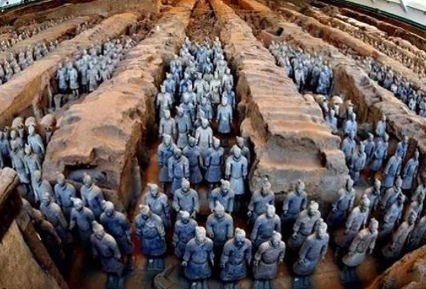秦始皇陵陪葬兵马俑的丧葬模式,源自于夏商时期普遍实行的人殉.
