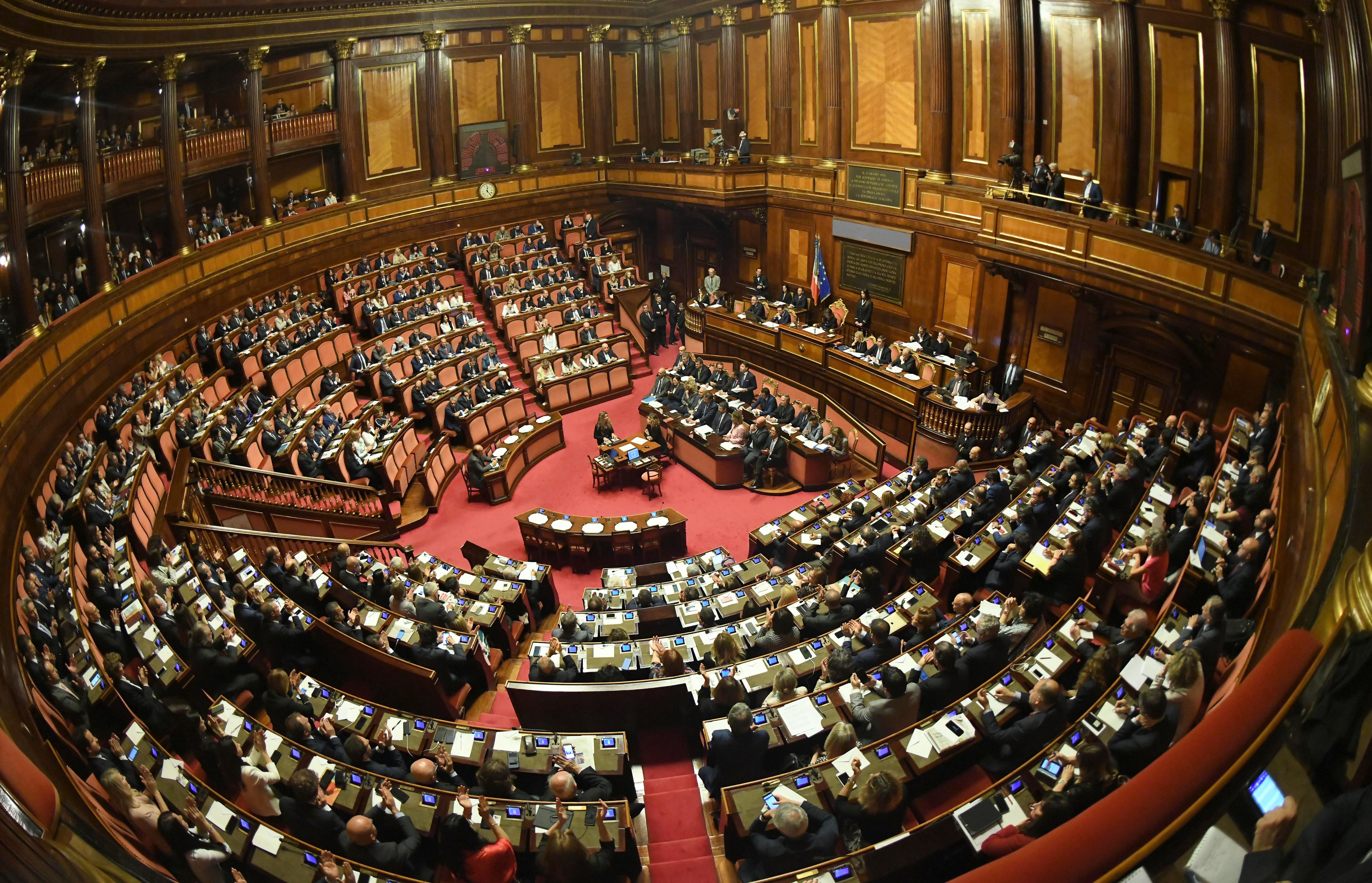 意大利新政府赢得参议院信任投票(4)