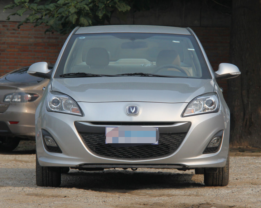 外观方面悦翔v5很有冲击感,车身设计艺术,一眼就能吸引到人,设计上也