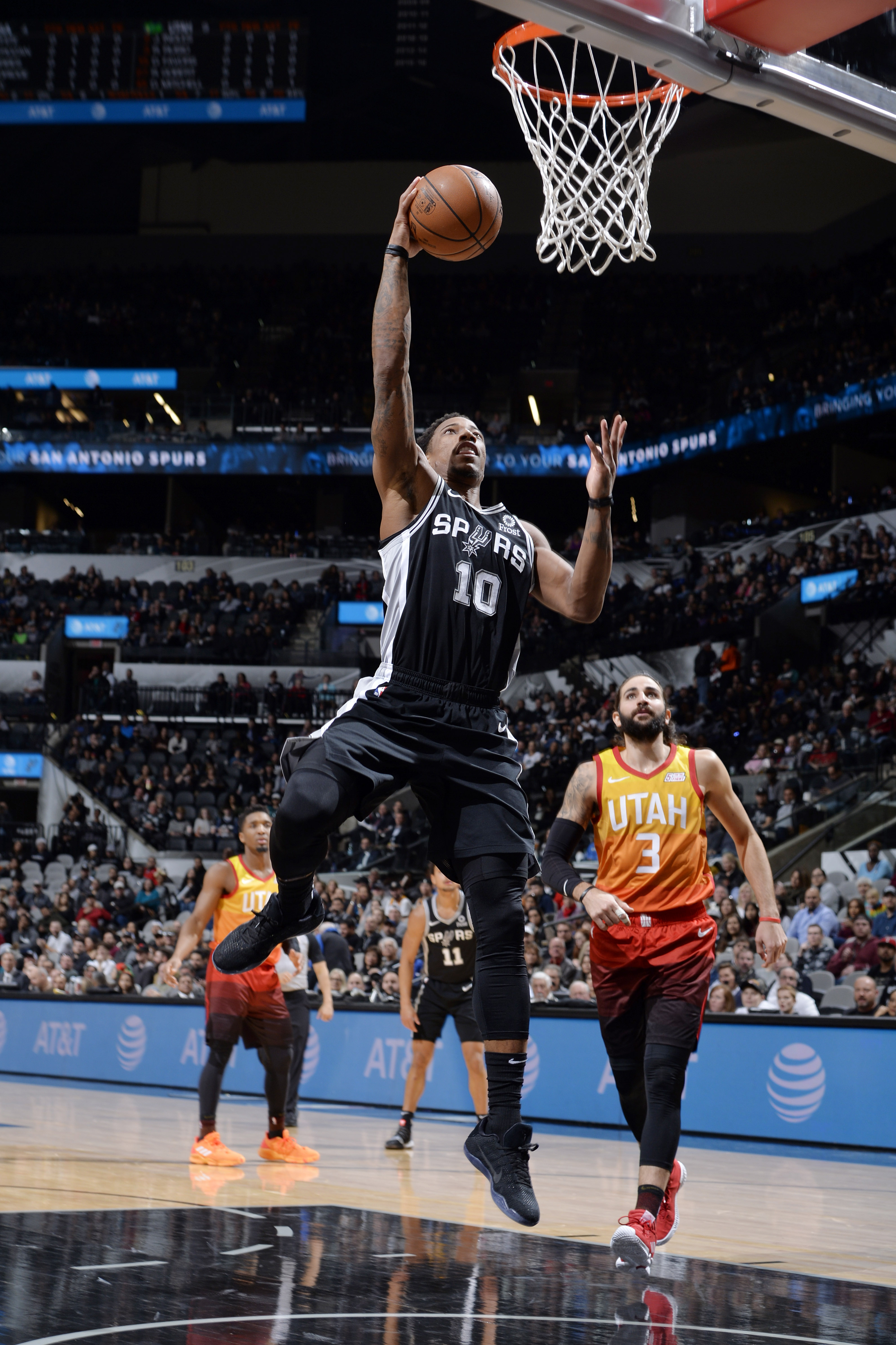 后卫 德马尔·德罗赞得到26分,6篮板,8助攻,2抢断,1封盖 效率值 8