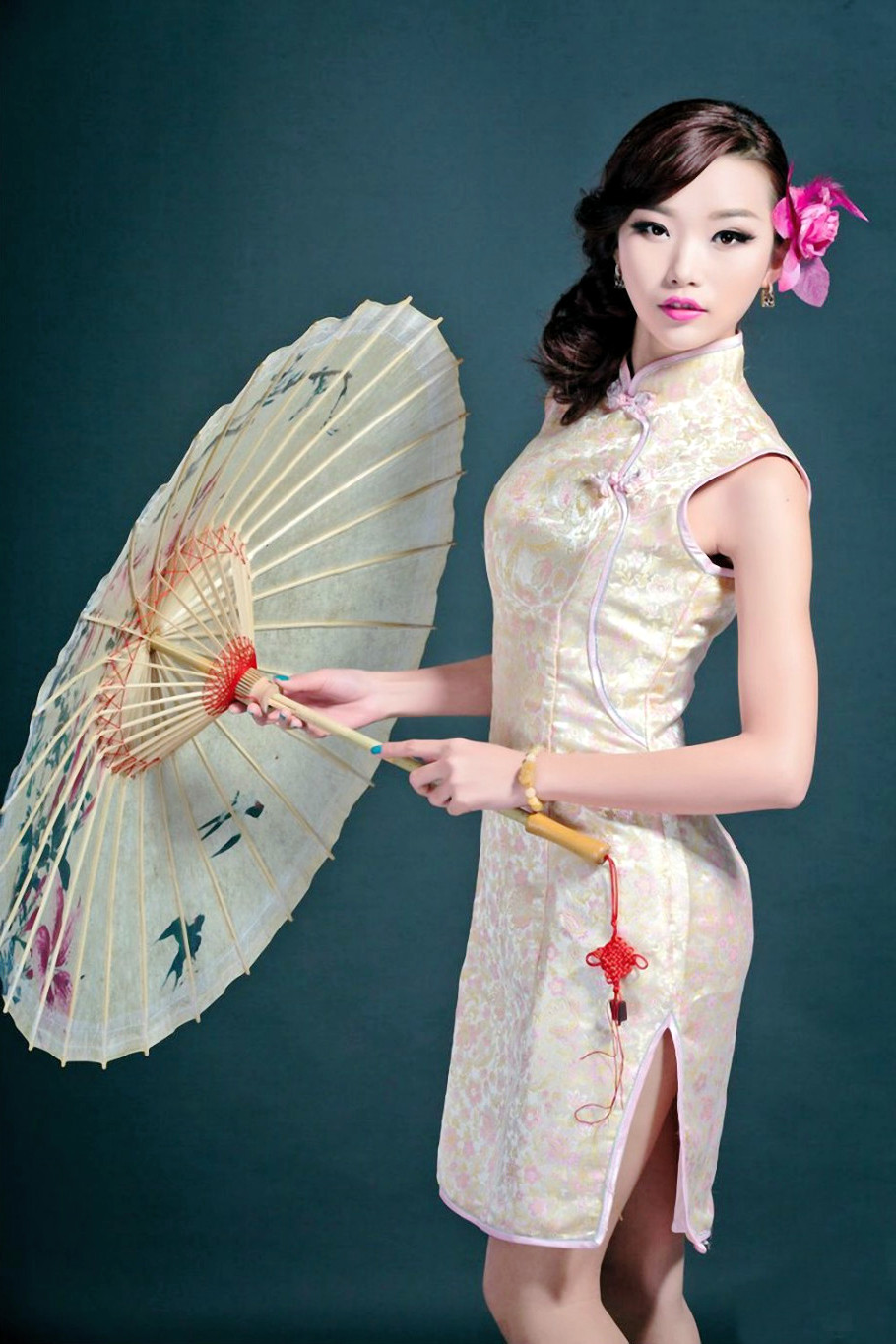 一个有着民族特色古韵的旗袍美女!