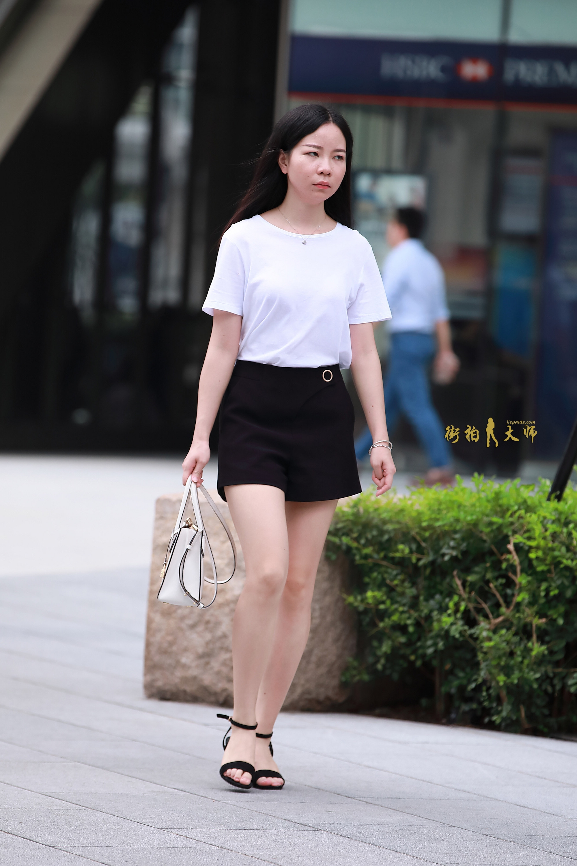 街拍:白上衣搭配黑短裤,休闲又大方的穿搭!