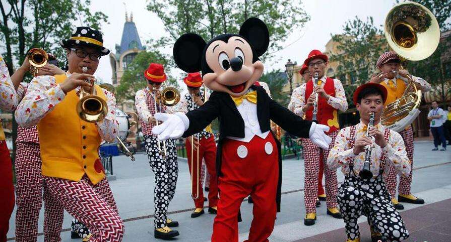 迪士尼米奇被拍头 中年男子迪士尼乐园表演人渣大戏!