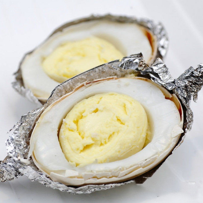 老奶奶街边卖"烤鹅蛋",15元1份,味道很棒就是长得吓人