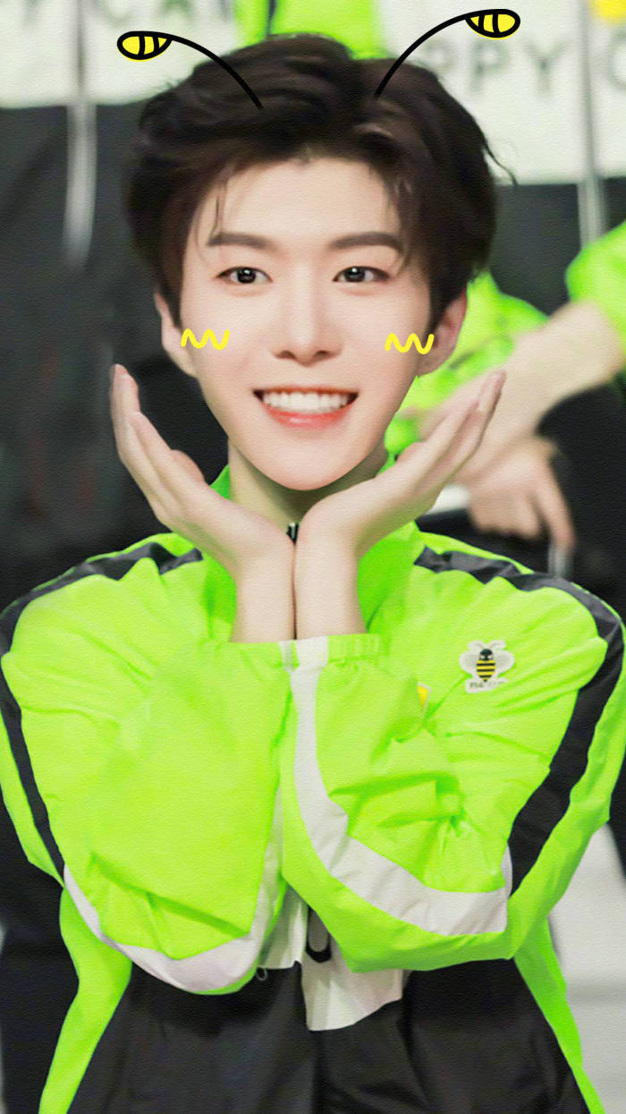 npc男团萌照:蔡徐坤指脸,朱正廷嘟嘴,他就是一个行走的"萌"