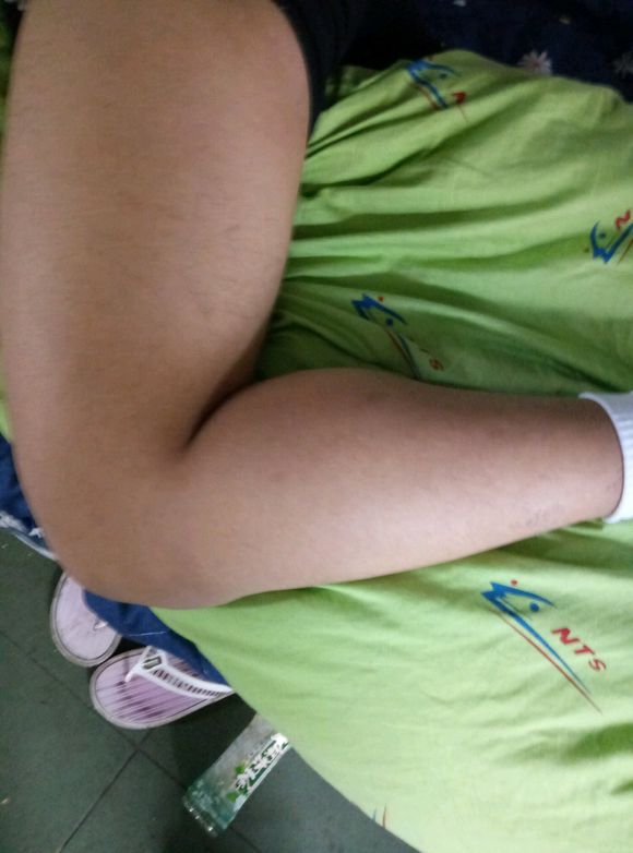 偷拍室友的小胖腿,网友:请问这是火腿吗?