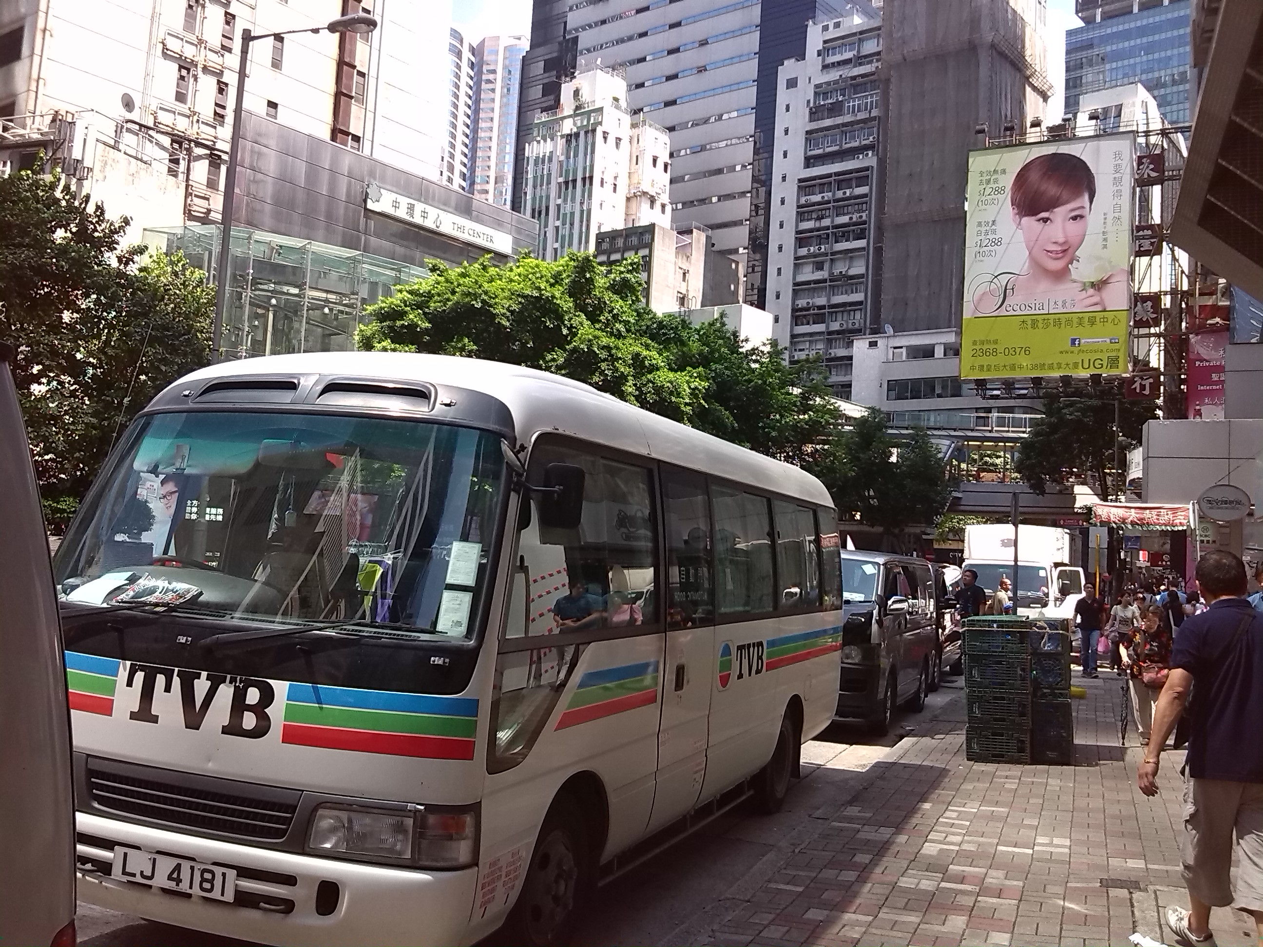 香港九龍實拍,窄窄的街巷上是高高的樓