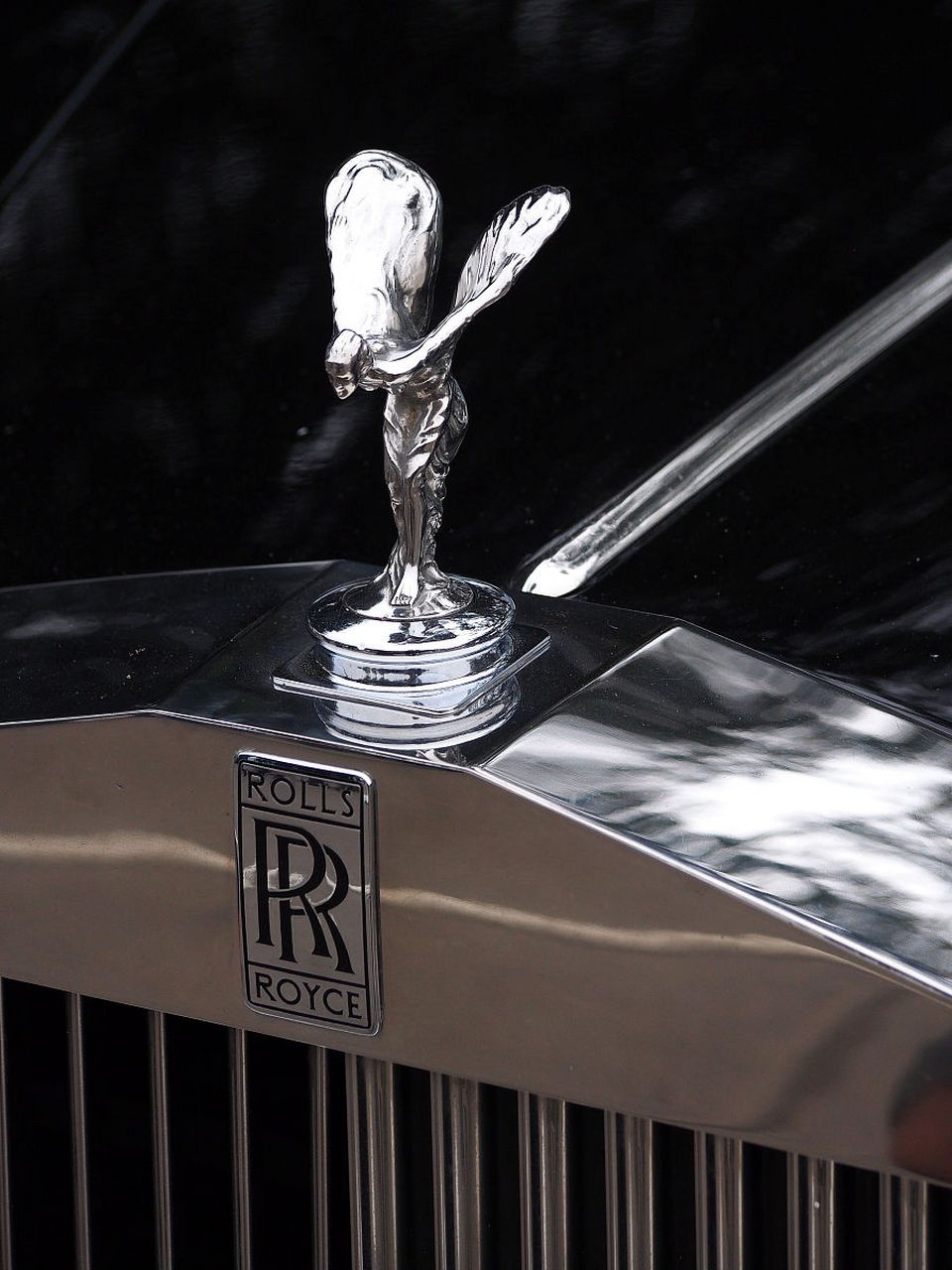 劳斯莱斯与"欢庆女神"的典故 劳斯莱斯的双 r 标志由亨利·罗伊斯