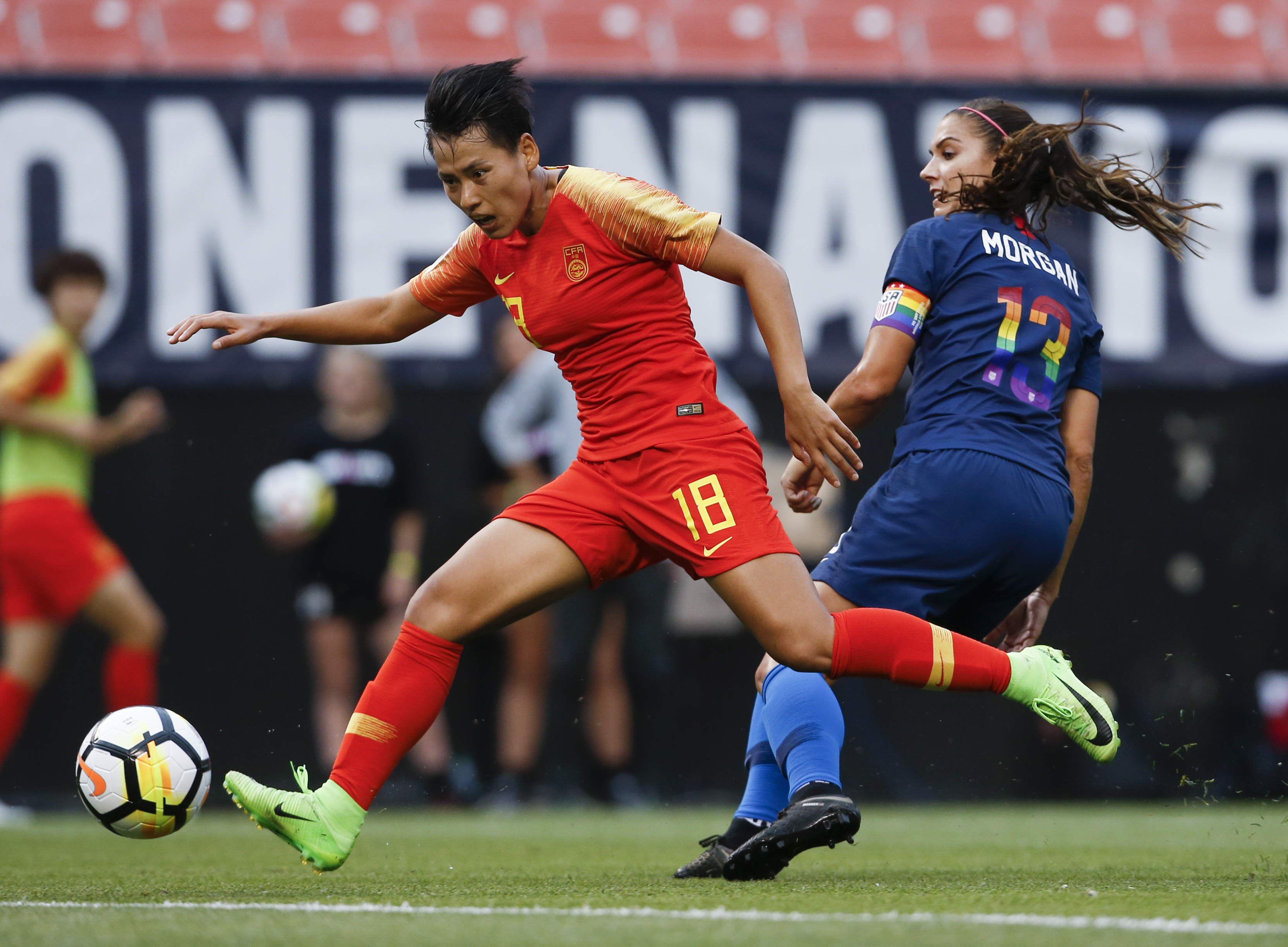 足球——女足热身赛:中国不敌美国(4)