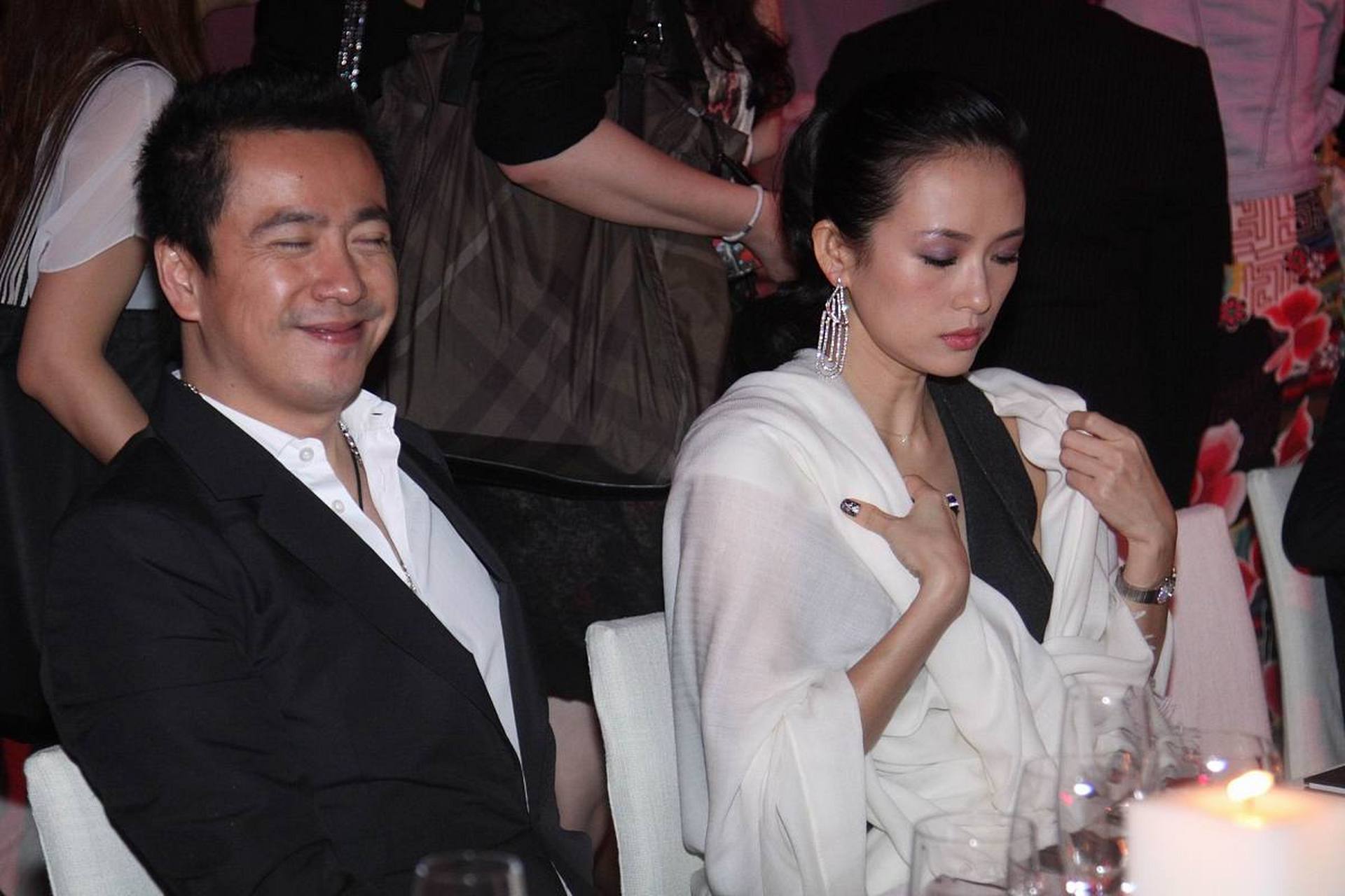 2009年,倪虹洁与富豪老公离婚,谁知,她突然收到了负债1000万的通知