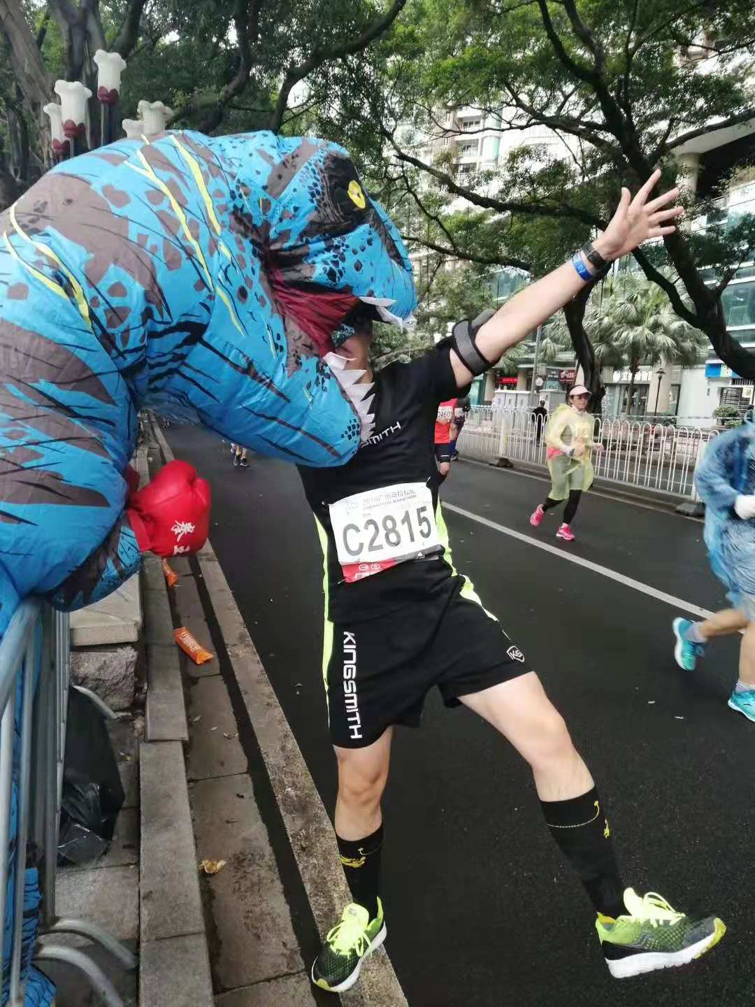 广马又雨战,跑圈男神沈乌贼解锁新技能,风度完赛也是极好的