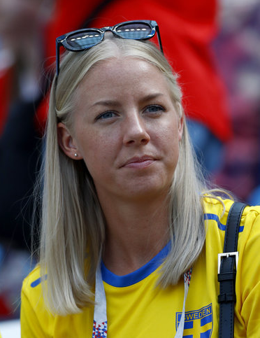 比赛沉闷?快来看看瑞士瑞典球迷小姐姐