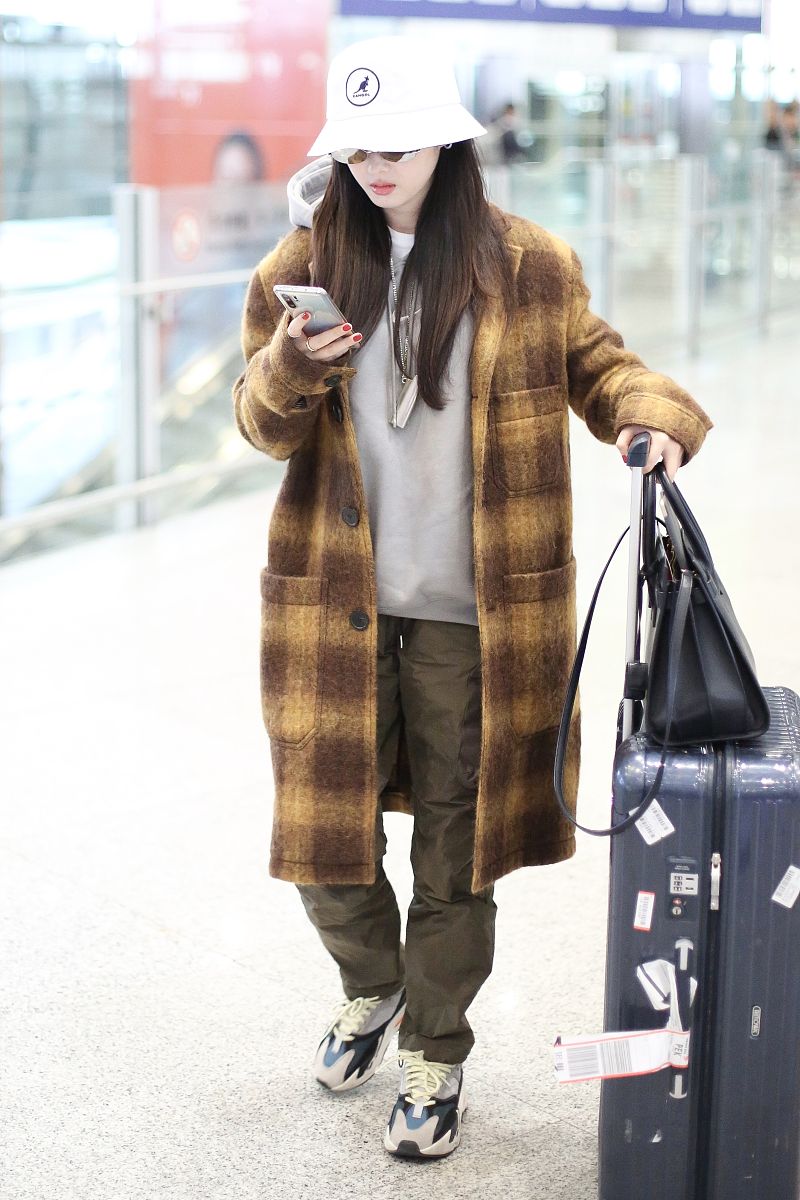 蒋梦婕街拍:ami格纹大衣工装裤yeezy 700老爹鞋 嘻哈街头范儿